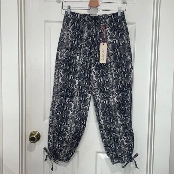 Alice + Olivia Jadon Snake Printed Cargo Pants Size 25 - Picture 6 of 12